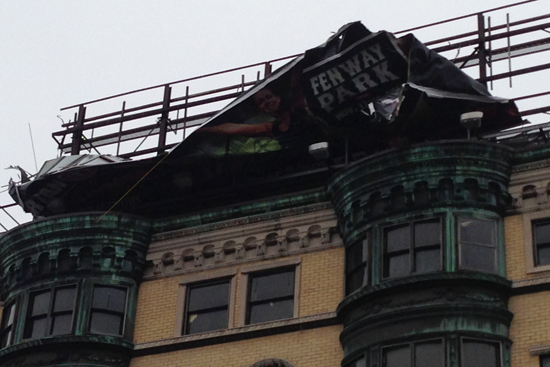 켄모어 스퀘어 건물에 걸려 있는 광고판이 허리케인의 강풍으로 인해 찌그러진 모습