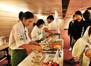 전세계를 돌며 비빔밥을 알리는‘비빔밥 유랑단’이 지난 3일 보스톤대학에서 비빔밥을 나눠주고 있다