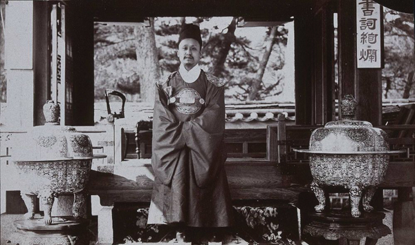 창덕궁 후원 농수정에서 고종, 1884, 보스톤박물관 소장