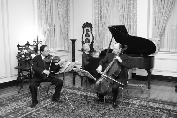 보스톤예술협회의 2013년 행사를 위한 모금 만찬회에서 황보엽, 김정자, 죠나단 밀러가 모짜르트 피아노 3중주 공연을 펴고 있다.