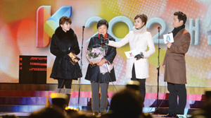 제18대 대통령으로 당선된 박근혜 후보가 19일 밤 광화문에서 방송3사 공동주관 축하행사에 참석해 인터뷰 하고 있다