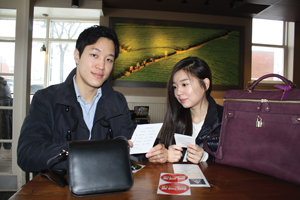 DongGil Lee (left) and HyunJi Lee (right) established Angela & Roi, a company that manufactures and sells its own-brand handbags.