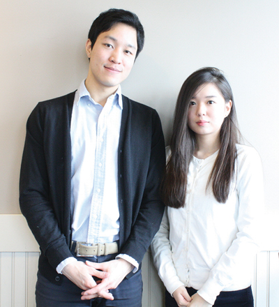 Angela & Roi 를 창업해 자체브랜드를 갖춘 핸드백을 판매하고 있는 이동길 씨(좌)와 이현지 양(우)