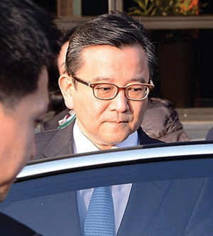 성 접대 의혹 사건과 연루된 김학의 법무부 차관이 21일 사퇴 발표 후 청사를 나서고 있다