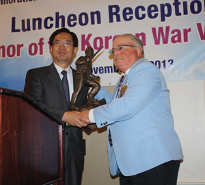 케이프 코드 참전용사회에서는 이날 박강호 총영사에게 감사의 표시로 참전용사 동상을 선물했다