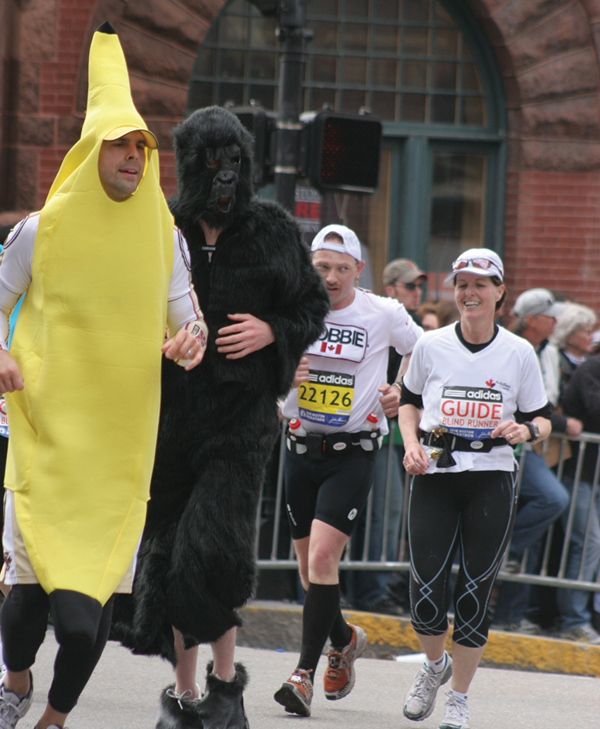 지난해 보스톤 마라톤 참가자가 동물복장을 하고 달리고 있다. 올해에는 제약이 심해 이런 재미있는 복장을 볼 수 없다