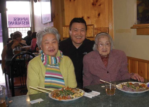 청기와 김영기 사장이 지역 노인들에게 점심을 대접했다