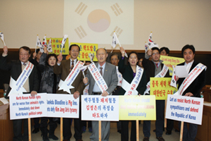 보스톤한국사랑회 위원들과 관계자들이 ‘북핵 폐기와 정상추 반정부활동 중단' 촉구를 위한 시위를 개최했다