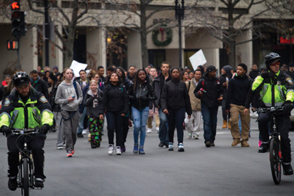 보스톤 공립고등학교 학생들이 수업을 거부하고 거리에서 시위 수업에 나섰다.