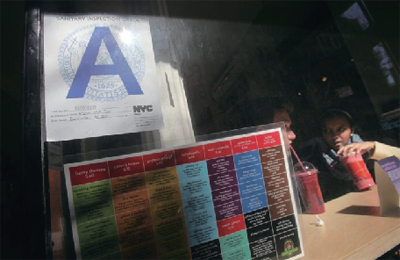 뉴욕 시에서는 식당의 청결 등급을 가게 유리창에 부착하도록 하고 있다