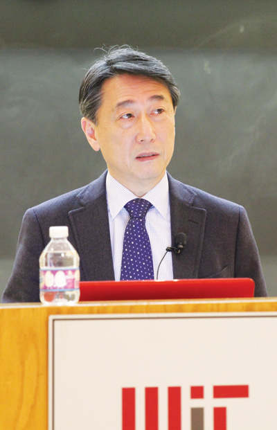 북핵과 관련, MIT에서 강연을 하고 있는 오준 UN 대사