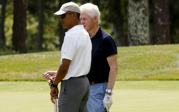 지난해 마타스 비냐드 휴가 때 클린턴 전 대통령과 함께 골프를 치고 있는 오바마 대통령