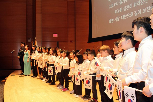애국가를 부르고 있는 뉴잉글랜드 한국학교 합창단 