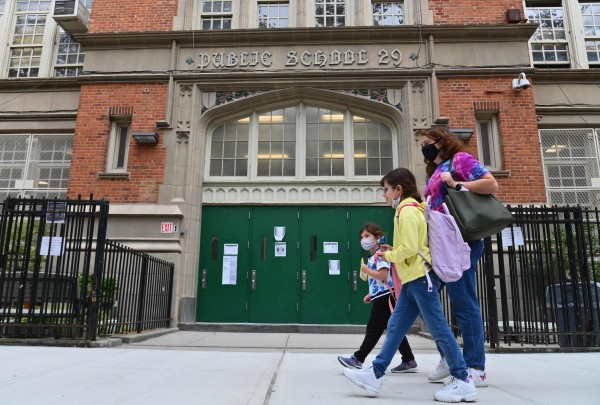코로나19 재유행으로 10월 초 먼저 문을 닫은 뉴욕시 브루클린의 한 공립학교