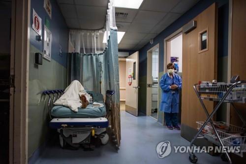 3일 미 캘리포니아주 타재너의 프로비던스 시더스-사이나이 타재너 의료센터에서 환자가 병실이 나기를 기다리며 병원 복도에 누워 있다.
