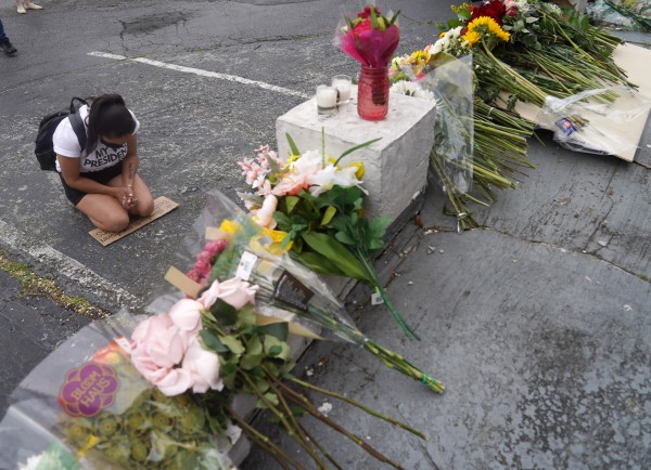 무릎 꿇고 연쇄 총격 희생자 추모하는 미 애틀랜타 시민
