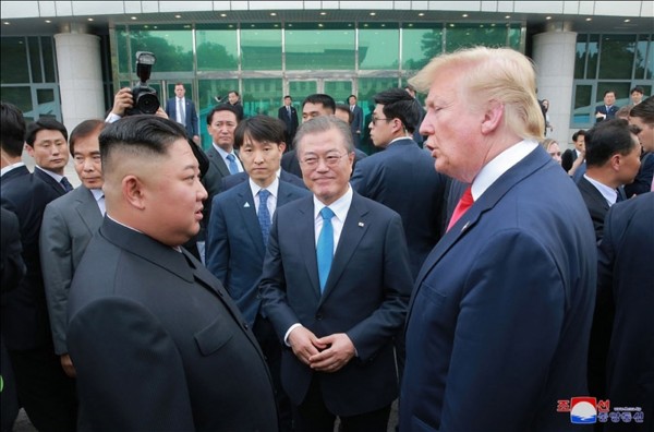 2019년 6월 30일 남북미 판문점 회동에서 이야기를 나누는 문재인 대통령(가운데), 도널드 트럼프 전 미국 대통령(오른쪽), 김정은 북한 국무위원장
