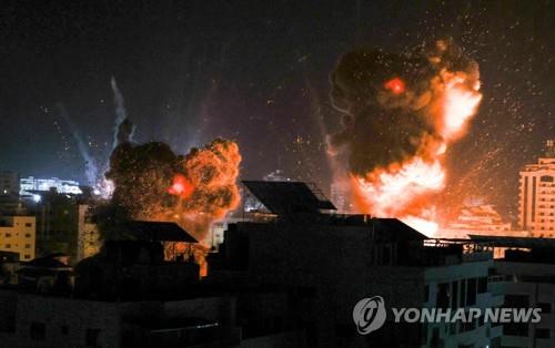 이스라엘군의 폭격으로 불꽃과 연기가 피어오르는 가자지구 건물