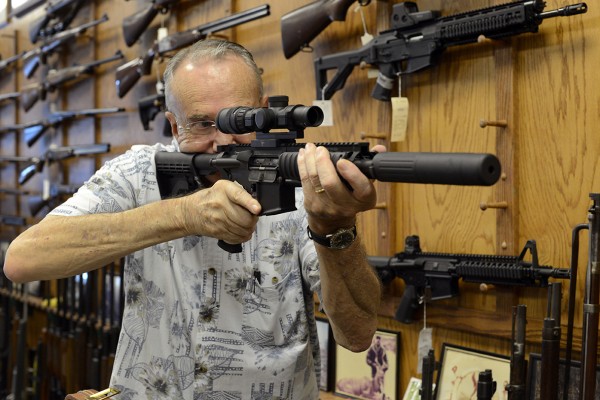 돌격소총 AR-15로 조준시범을 보이는 미국 캘리포니아주(州) 총기판매상