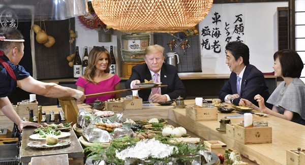 트럼프와 아베의 2천100만원짜리 저녁식사. 2019년 5월 26일 도널드 트럼프 당시 미국 대통령이 일본 도쿄도(東京都) 미나토(港)구 롯폰기(六本木)의 한 화로구이 전문점에서 아베 신조(安倍晋三) 당시 일본 총리와 부부 동반으로 저녁 식사를 하고 있다. 일본 정부가 공개한 자료에 의하면 이날 만찬을 위해 206만엔(약 2천100만원)이 들었다.