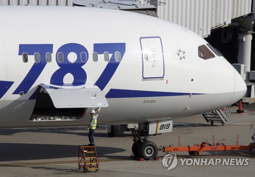 일본 도쿄 하네다 공항의 보잉 787 드림라이너 여객기