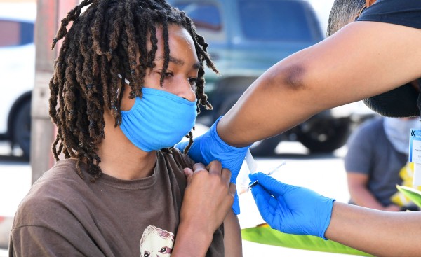 미국 캘리포니아주 로스앤젤레스에서 16일 한 청소년이 화이자의 코로나19 백신을 맞고 있다.