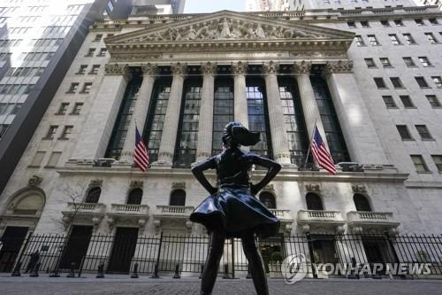 미국 뉴욕증권거래소(NYSE) 앞에 있는 '두려움 없는 소녀상'(Fearless Girl)