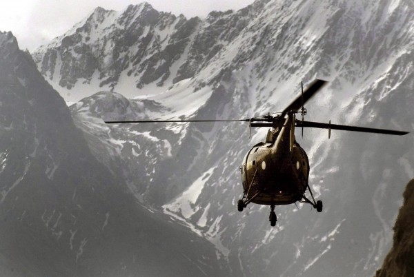 2005년 5월 15일 히말라야 산맥 시아천 빙하 인근에서 비행 중인 파키스탄 군 헬리콥터의 모습.