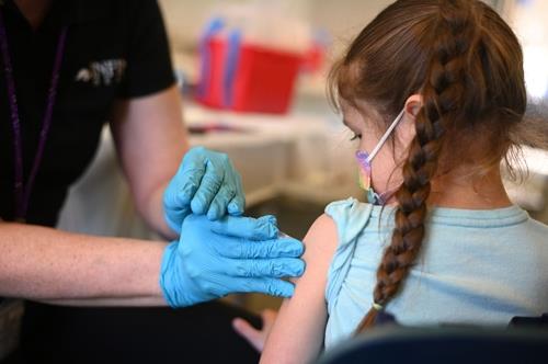 미국 LA에 있는 LA케어 헬스플랜의 백신 클리닉에서 코로나19 백신을 맞는 어린이