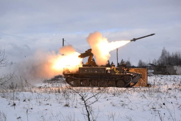 우크라이나군이 26일(현지시간) 볼린주에서 대공 훈련을 벌이면서 스트렐라-10 대공 미사일을 발사하고 있다