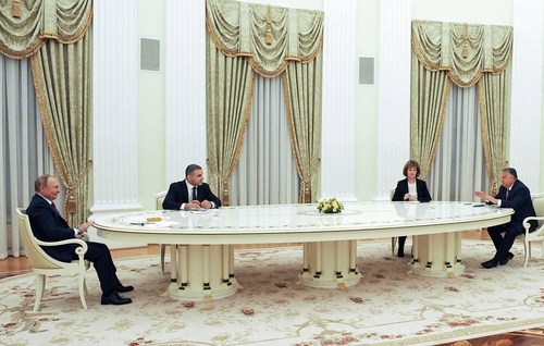 방러 오르반 총리(오른쪽)와 회담하는 푸틴 대통령