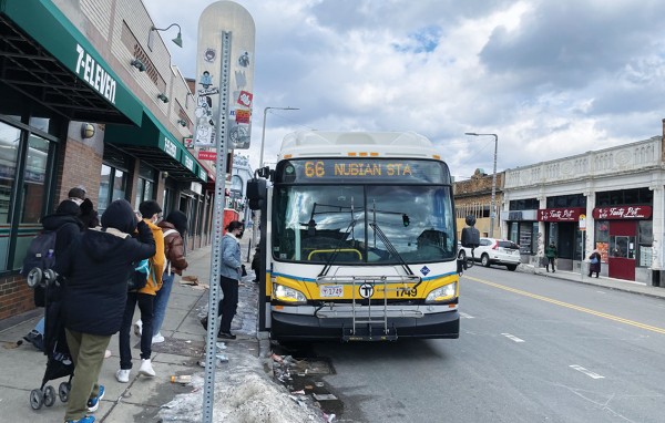 보스톤시가 3월부터 패타팬 등 지역을 운행하는 23, 28, 29번 버스를 무료로 운행한다. 또한 브루클라인 및 케임브리지시와 협의해 하버드 애비뉴를 통과하는 66번 버스의 무료 운행을 논의 중이다. 10일 하버드 애비뉴에서 66번 버스를 타고 있는 승객들