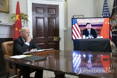 조 바이든 미국 대통령이 2021년 11월 15일(현지시간) 워싱턴DC 백악관에서 시진핑 중국 국가주석과 화상 정상회담을 하는 모습