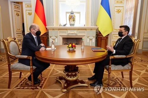 우크라이나 수도 키예프를 방문한 올라프 숄츠 독일 총리(왼쪽)가 볼로디미르 젤렌스키 우크라이나 대통령과 회담하고 있다.