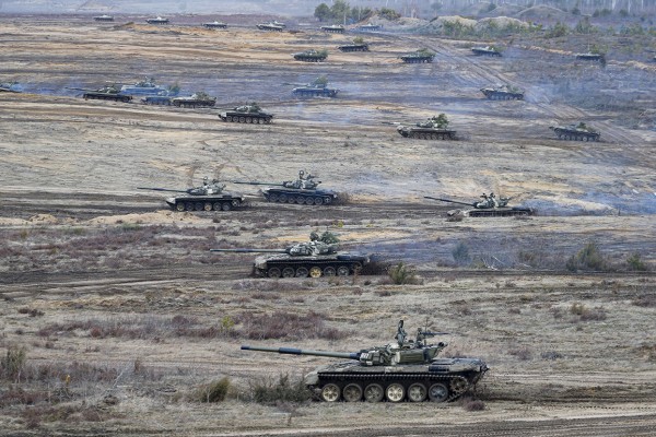 지난 19일(현지시간) 우크라이나 인근 벨라루스의 오부즈-레스노프스키 훈련장에서 러시아와 벨라루스군이 탱크를 동원해 연합훈련을 벌이고 있다. 우크라이나를 둘러싼 군사적 긴장이 고조되고 있는 가운데 러시아는 동맹국인 벨라루스의 여러 훈련장에서 '연합의 결의 2022'로 명명된 연합훈련을 지난 10일 시작해 20일까지 벌이고 있다.