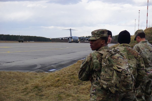 지난 17일 슬로바키아에 있는 한 공군기지에서 세이버 스트라이크 훈련을 위한 장비가 수송되는 가운데 미국 군인들이 서 있다.