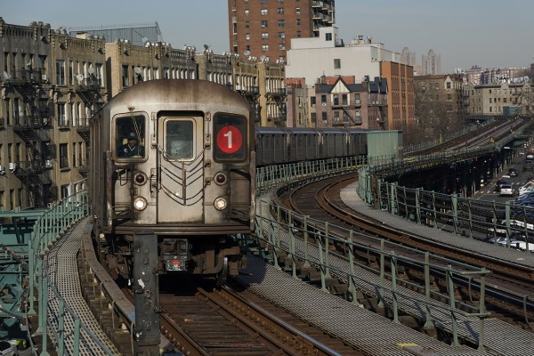 미국 뉴욕시를 달리는 지하철 1호선 열차