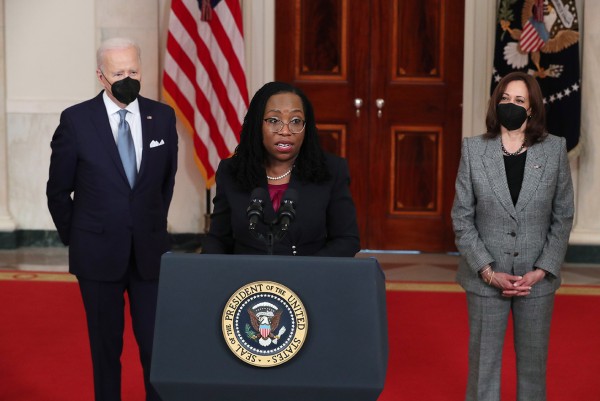 미국 최초 여성 대법관 후보인 커틴지 브라운 잭슨 판사가 25일(현지시간) 조 바이든 미국 대통령의 소개로 연설에 나서고 있다. 행사에는 최초의 흑인 여성 부통령인 카멀라 해리스 부통령도 함께했다.