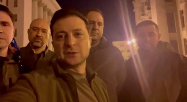 볼로디미르 젤렌스키 우크라이나 대통령은 2월 25일(현지시간) 측근들과 함께 수도 키예프 도로에서 셀카 영상을 찍고 있다.