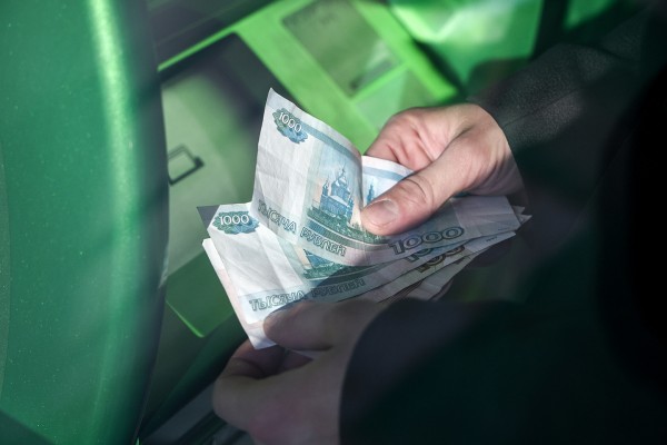 제재 대상인 러시아 스베르방크 ATM에서 루블화를 인출하는 러시아 시민