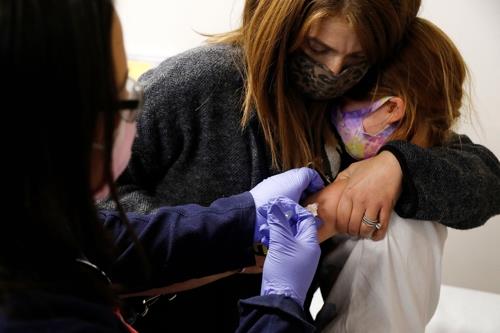 미국 미시간주에서 코로나19 백신을 맞는 6세 어린이