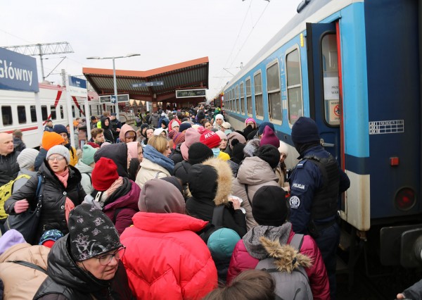 7일(현지시간) 폴란드 국경도시 프셰미실 중앙역에서 바르샤바행 열차에 탑승하는 우크라이나 난민들. 2022.3.7 lucho@yna.co.kr 열차 타려는 우크라이나 난민