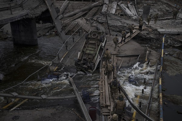 러시아군의 공습에 부서진 키이우 북서쪽 외곽 이르핀의 다리.