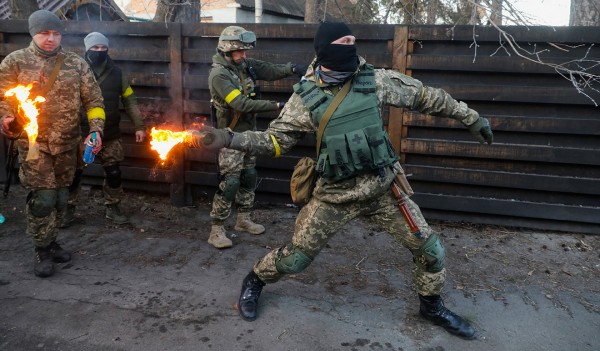 우크라이나 수도 키이우(키예프)에서 방위군 병사들이 화염병 투척 훈련을 하고 있다.