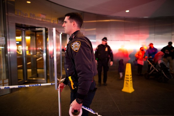 뉴욕현대미술관 앞을 통제하는 경찰