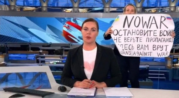 러시아 국영 방송 뉴스 중 반전 시위한 마리아 오브샤니코바