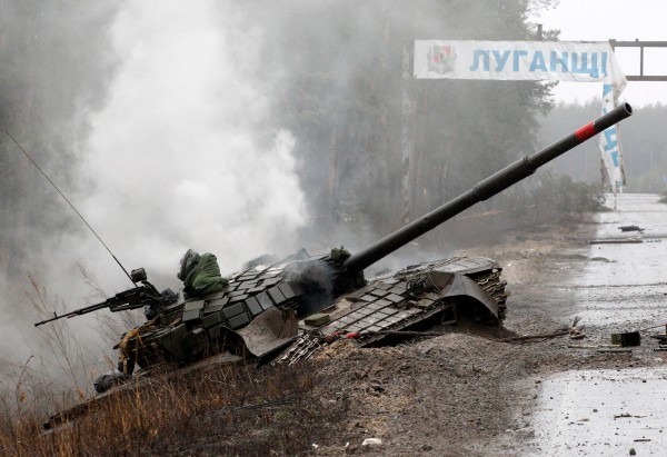 2022년 2월 26일 우크라이나 루한스크 지역에서 파괴된 러시아군 전차에서 연기가 솟고 있다.