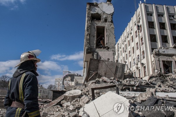 우크라이나 하르키우(하리코프)에서 18일(현지시간) 구조대원들이 포격으로 무너진 국립 공공행정연구소 건물의 잔해를 수색하고 있다.