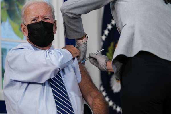 코로나19 부스터샷 공개 접종 나선 조 바이든 미국 대통령