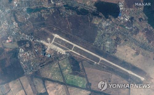 미국 민간 위성업체 맥사 테크놀로지는 1일(현지시간) 지난달 31일 촬영한 우크라이나 키이우 외곽 안토노프 공항 사진을 공개했다. 사진 분석 결과 2월 24일부터 안토노프 공항과 주변에 주둔해온 러시아군이 대부분 사라진 것으로 나타났다.